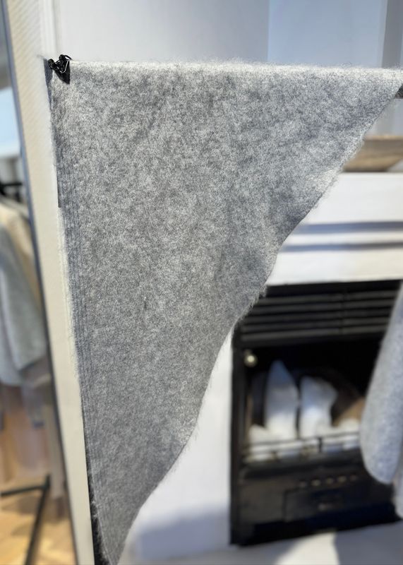 AKS LABEL - Mina Børstet Ullskjerf M. Grey Mel