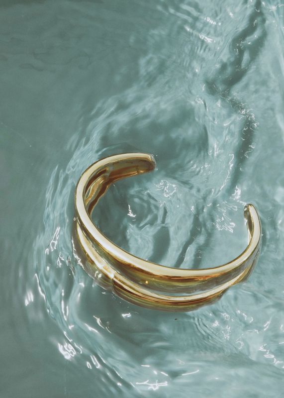 CAMILLA PIHL - The Curved Armbånd Gull