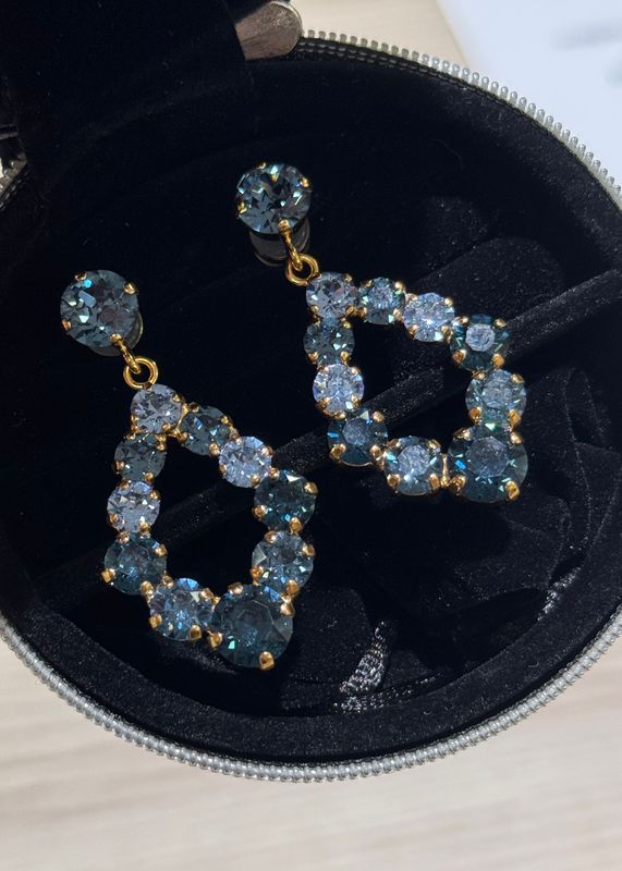 CAROLINE SVEDBOM - Mini Delia Øredobber Gold Denim Combo